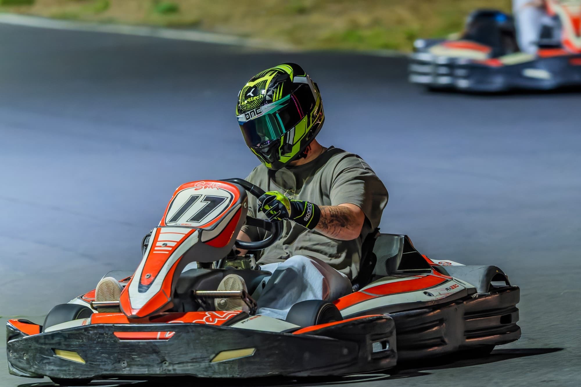 Pilote casqué en pleine courbe au volant d'un kart Sodi RX250 sur le circuit MegaKart