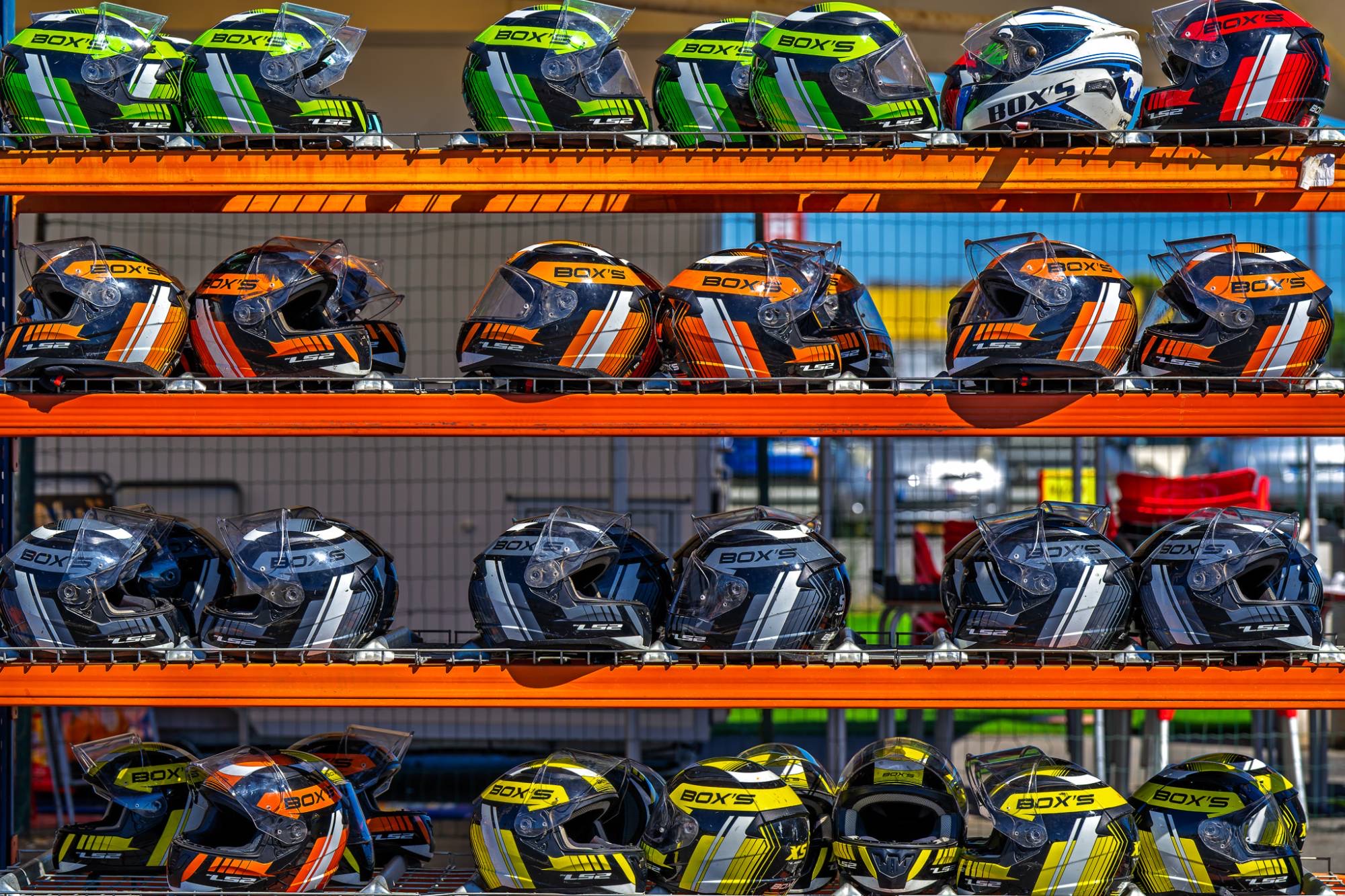 Les casques alignés au stand